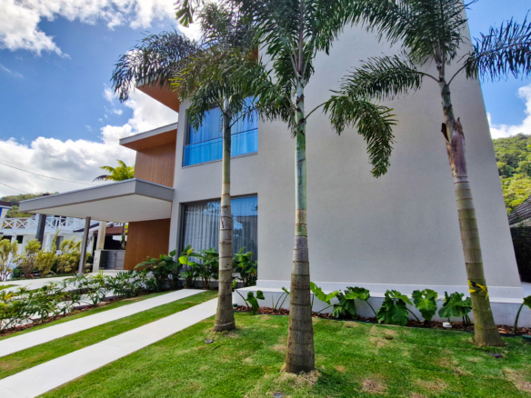 Residência Contemporânea de Alto Luxo no Condomínio Costa Verde Tabatinga