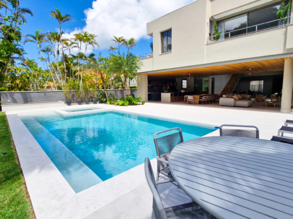 Residência Contemporânea de Alto Luxo no Condomínio Costa Verde Tabatinga