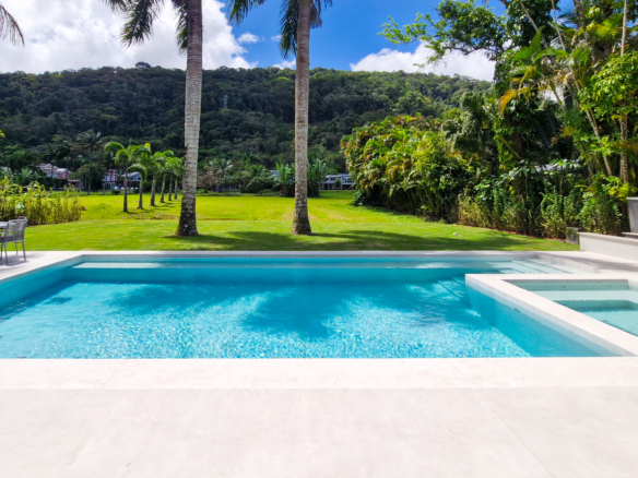 Residência Contemporânea de Alto Luxo no Condomínio Costa Verde Tabatinga