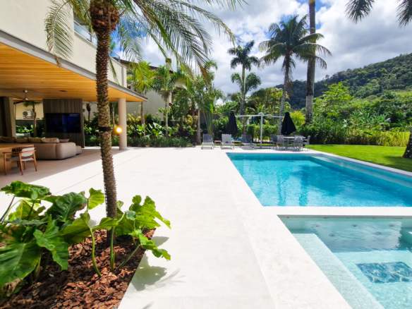 Residência Contemporânea de Alto Luxo no Condomínio Costa Verde Tabatinga