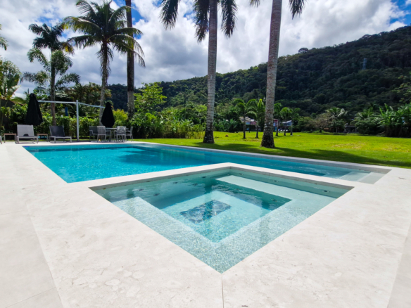 Residência Contemporânea de Alto Luxo no Condomínio Costa Verde Tabatinga