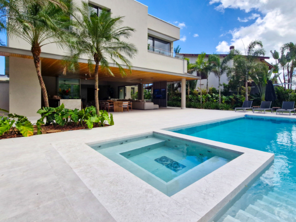 Residência Contemporânea de Alto Luxo no Condomínio Costa Verde Tabatinga
