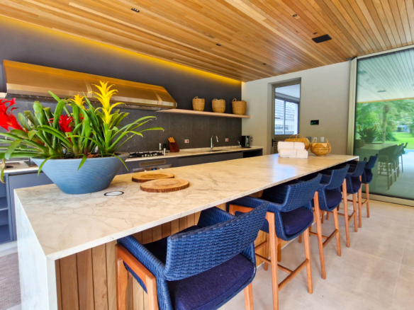 Residência Contemporânea de Alto Luxo no Condomínio Costa Verde Tabatinga