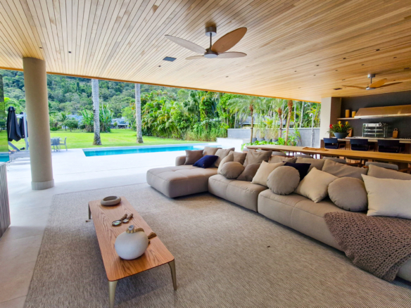 Residência Contemporânea de Alto Luxo no Condomínio Costa Verde Tabatinga