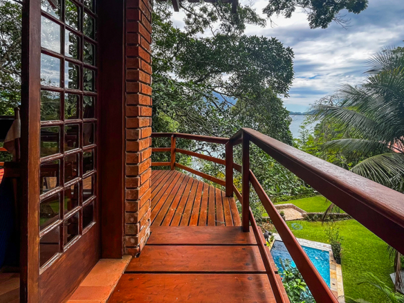 Casa á venda com 4 dormitórios e acesso privativo à praia, Ubatuba