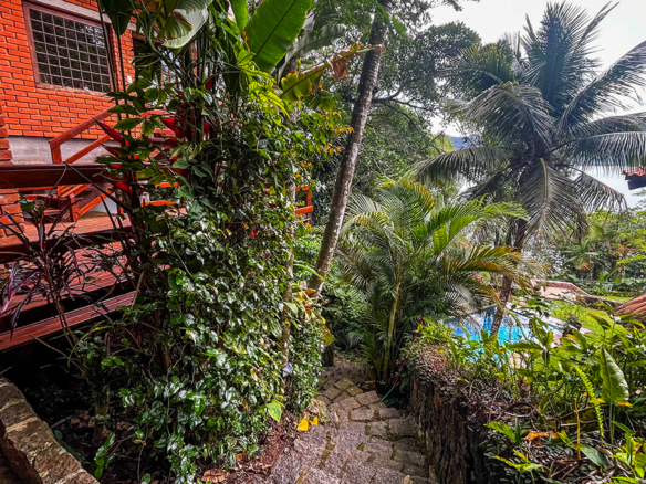 Casa á venda com 4 dormitórios e acesso privativo à praia, Ubatuba