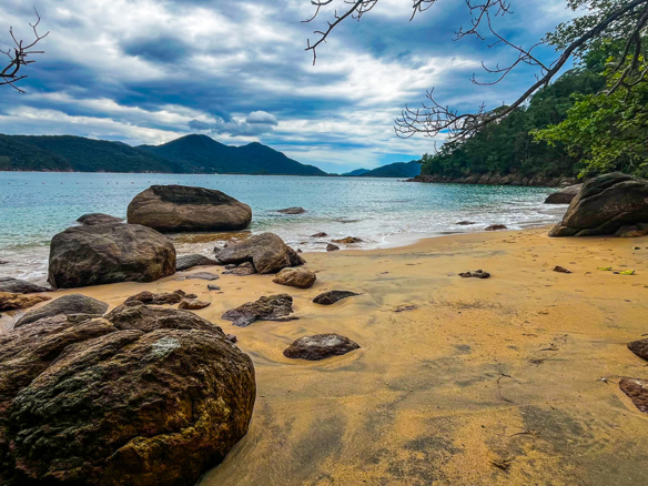 Casa á venda com 4 dormitórios e acesso privativo à praia, Ubatuba