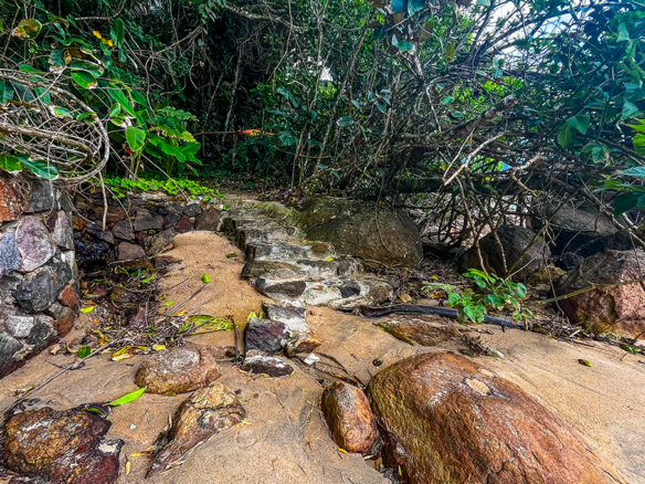 Casa á venda com 4 dormitórios e acesso privativo à praia, Ubatuba