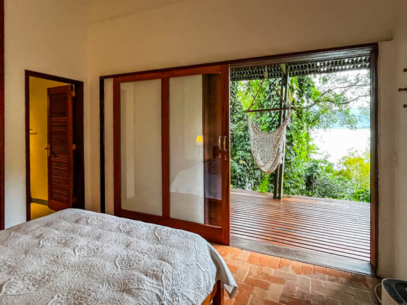 Casa á venda com 4 dormitórios e acesso privativo à praia, Ubatuba