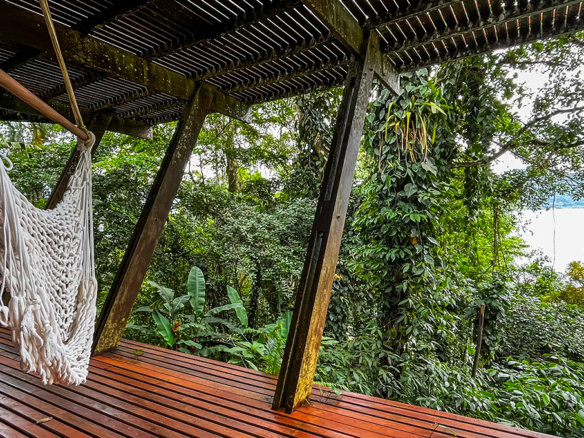 Casa á venda com 4 dormitórios e acesso privativo à praia, Ubatuba