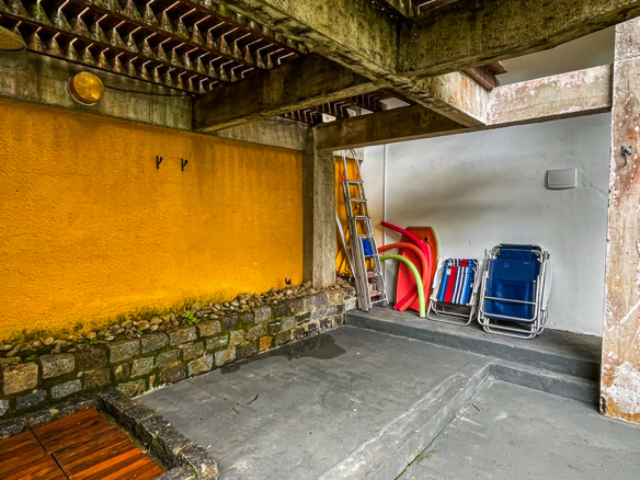 Casa á venda com 4 dormitórios e acesso privativo à praia, Ubatuba