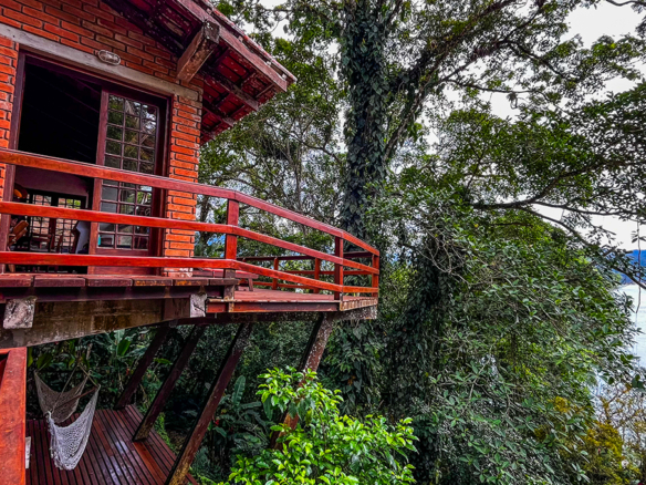Casa á venda com 4 dormitórios e acesso privativo à praia, Ubatuba