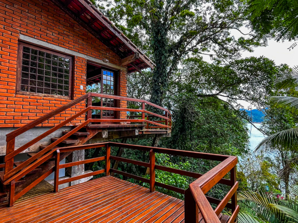 Casa á venda com 4 dormitórios e acesso privativo à praia, Ubatuba