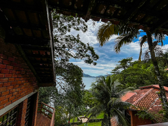 Casa á venda com 4 dormitórios e acesso privativo à praia, Ubatuba