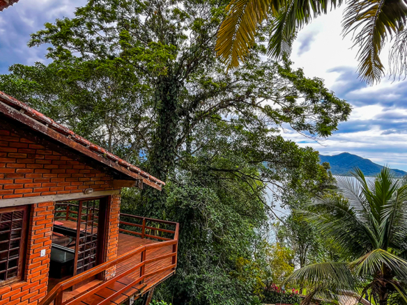 Casa á venda com 4 dormitórios e acesso privativo à praia, Ubatuba