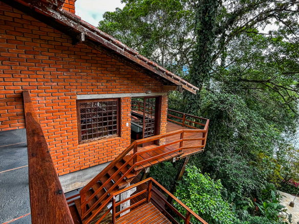 Casa á venda com 4 dormitórios e acesso privativo à praia, Ubatuba
