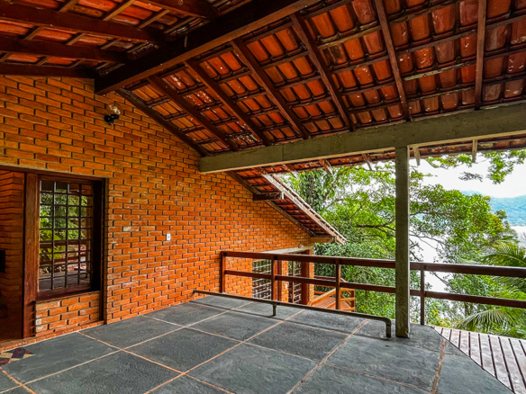 Casa á venda com 4 dormitórios e acesso privativo à praia, Ubatuba