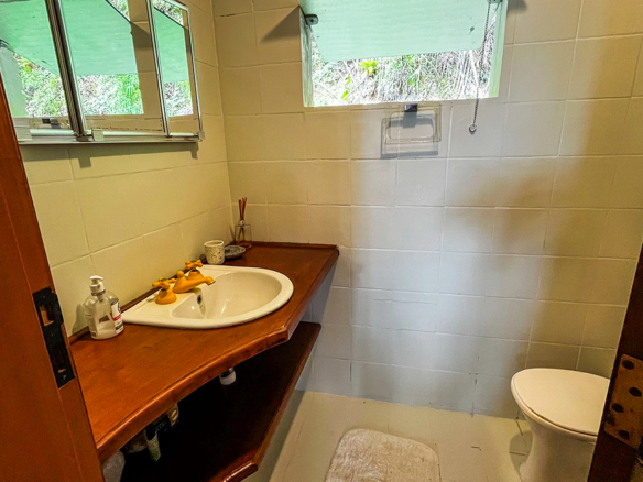 Casa á venda com 4 dormitórios e acesso privativo à praia, Ubatuba