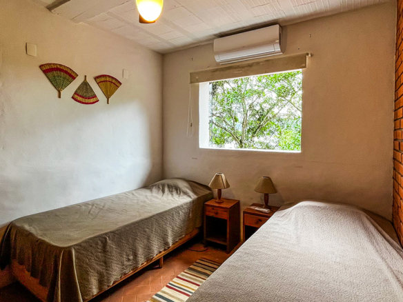 Casa á venda com 4 dormitórios e acesso privativo à praia, Ubatuba