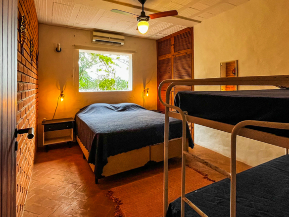 Casa á venda com 4 dormitórios e acesso privativo à praia, Ubatuba