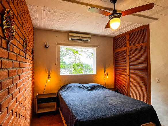Casa á venda com 4 dormitórios e acesso privativo à praia, Ubatuba