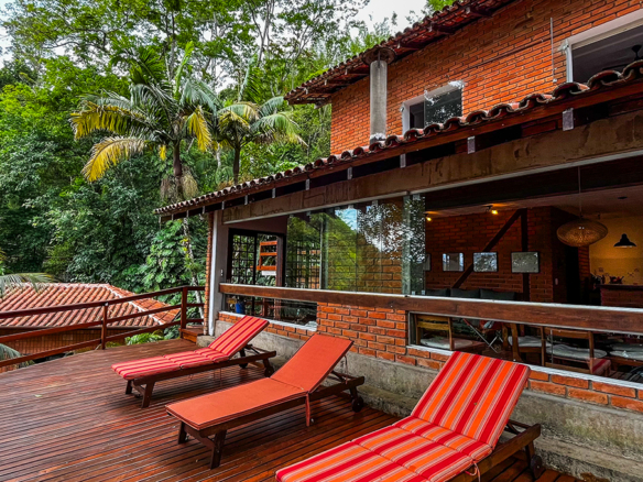 Casa á venda com 4 dormitórios e acesso privativo à praia, Ubatuba