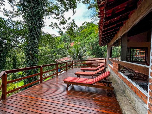 Casa á venda com 4 dormitórios e acesso privativo à praia, Ubatuba