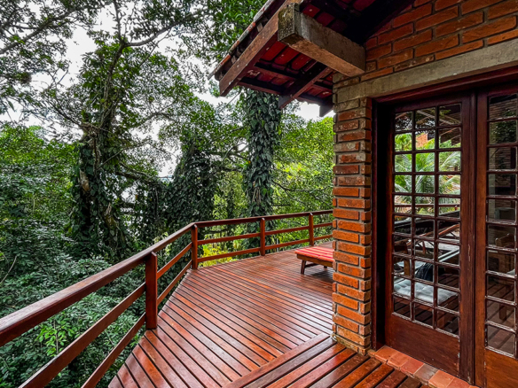 Casa á venda com 4 dormitórios e acesso privativo à praia, Ubatuba