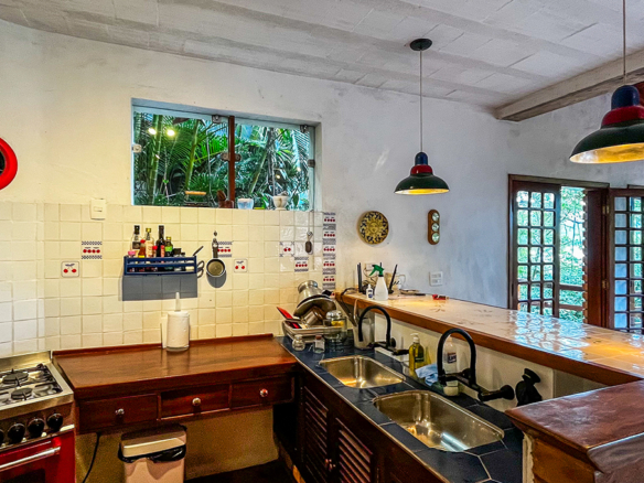 Casa á venda com 4 dormitórios e acesso privativo à praia, Ubatuba