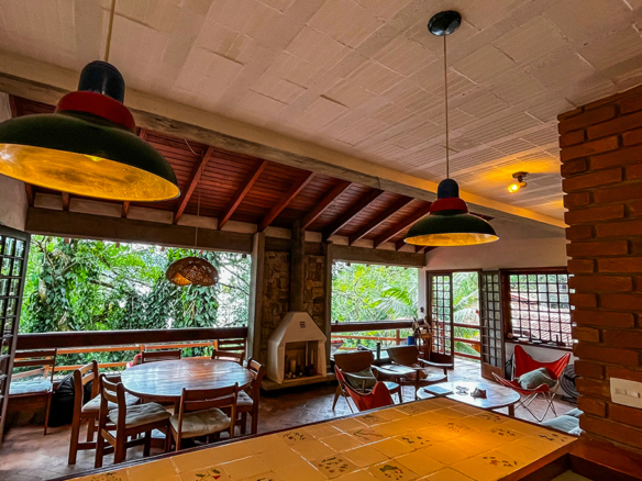 Casa á venda com 4 dormitórios e acesso privativo à praia, Ubatuba