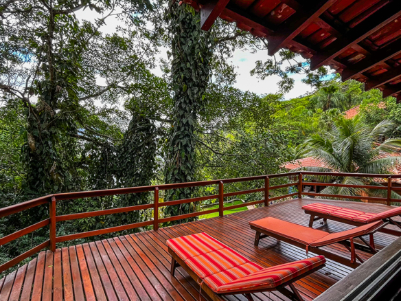Casa á venda com 4 dormitórios e acesso privativo à praia, Ubatuba