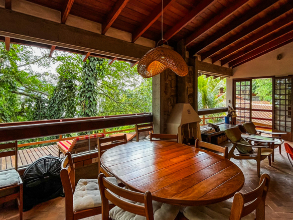 Casa á venda com 4 dormitórios e acesso privativo à praia, Ubatuba