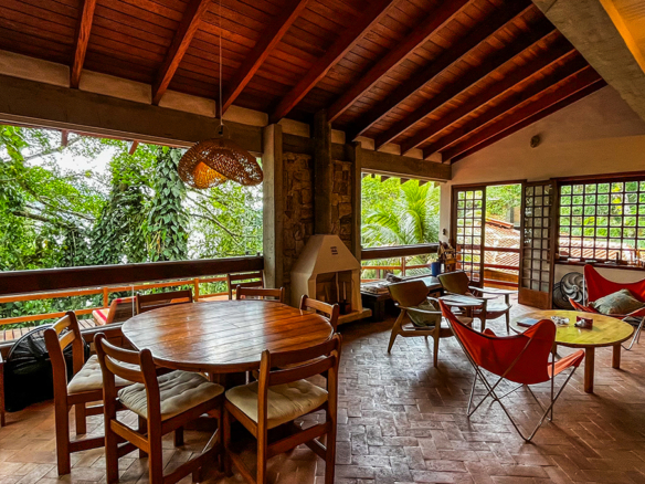 Casa á venda com 4 dormitórios e acesso privativo à praia, Ubatuba
