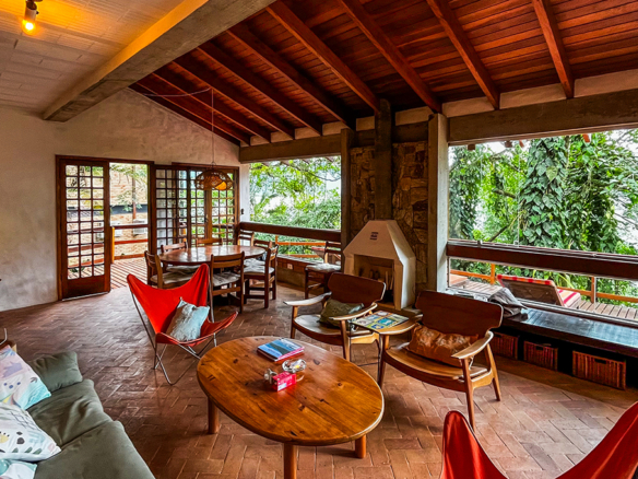 Casa á venda com 4 dormitórios e acesso privativo à praia, Ubatuba