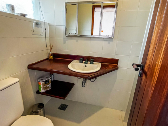 Casa á venda com 4 dormitórios e acesso privativo à praia, Ubatuba
