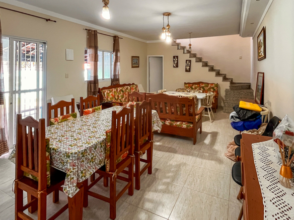 Casa à Venda na Praia da Maranduba – Ampla, aconchegante e perto do mar