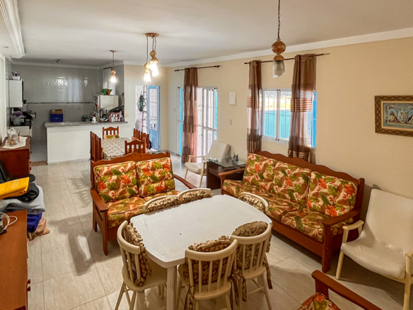 Casa à Venda na Praia da Maranduba – Ampla, aconchegante e perto do mar