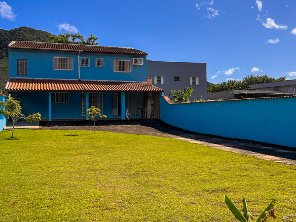 Casa à Venda na Praia da Maranduba – Ampla, aconchegante e perto do mar