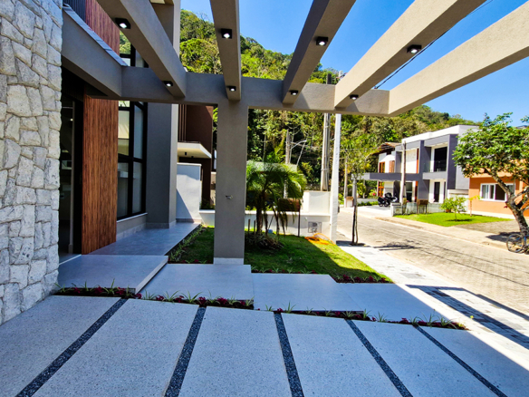 Espetacular casa recém construida com 346m² no Condominio Costa Nova Residence