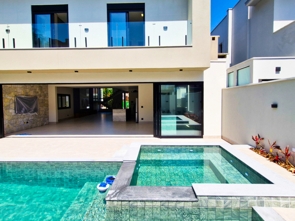 Espetacular casa recém construida com 346m² no Condominio Costa Nova Residence