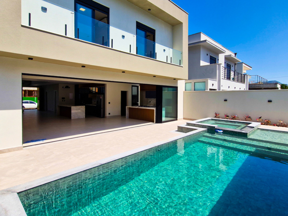 Espetacular casa recém construida com 346m² no Condominio Costa Nova Residence