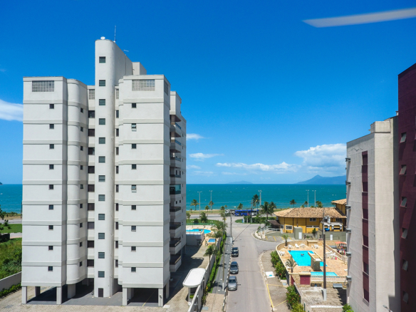 Apartamento frente mar Massaguaçu com 96m²