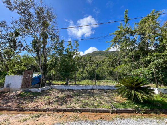 Terreno de Esquina Exclusivo na Maranduba com 582m²