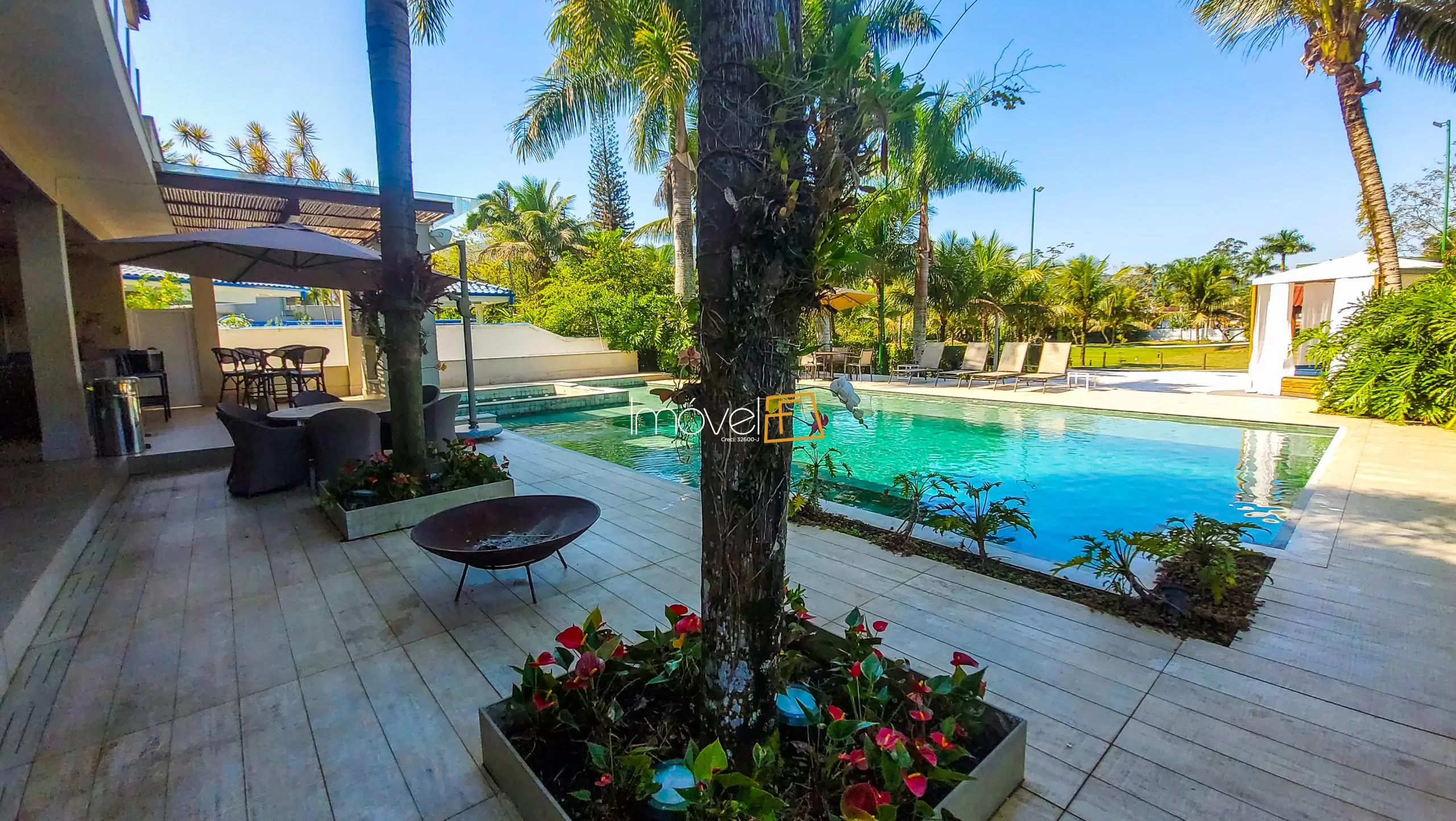 Área de lazer com piscina