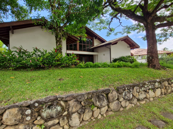 Casa de luxo para temporada pé na areia no Condomínio Costa Verde Tabatinga