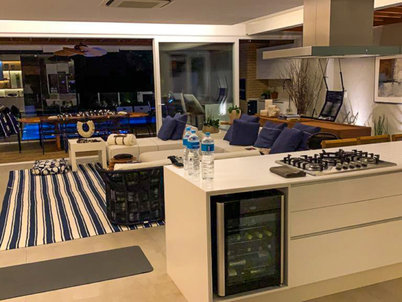 Refúgio Exclusivo Pé na Areia em Juquehy | Design Minimalista e Vista Eterna