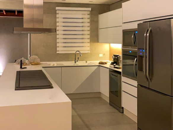 Refúgio Exclusivo Pé na Areia em Juquehy | Design Minimalista e Vista Eterna