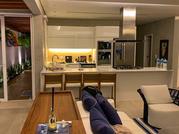 Refúgio Exclusivo Pé na Areia em Juquehy | Design Minimalista e Vista Eterna