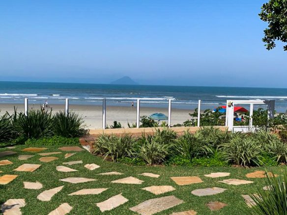 Refúgio Exclusivo Pé na Areia em Juquehy | Design Minimalista e Vista Eterna
