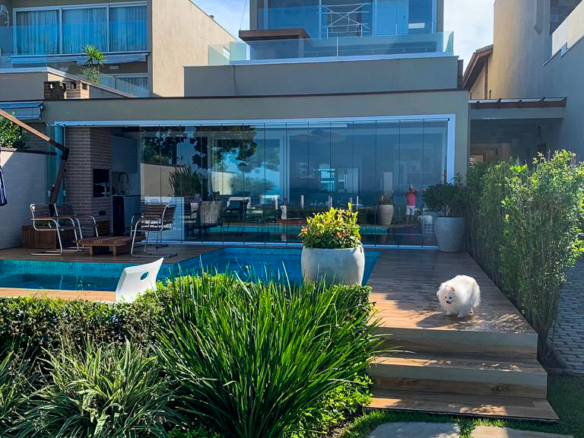 Refúgio Exclusivo Pé na Areia em Juquehy | Design Minimalista e Vista Eterna